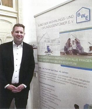Rechtsanwalt Christian Janssen begrüßt Teilnehmer